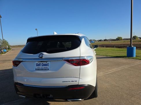 Used 2023 Buick Enclave Essence w/ Sport Touring Edition image 8