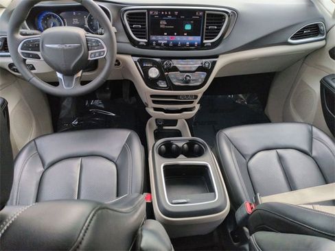 Used 2023 Chrysler Pacifica Touring-L image 27