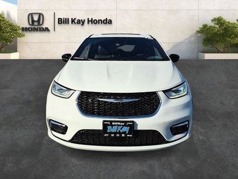 Used 2026 Chrysler Pacifica Limited FWD image 8