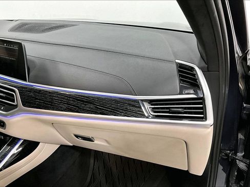 Used 2022 BMW X7 xDrive40i w/ M Sport Package AWD/4WD image 16