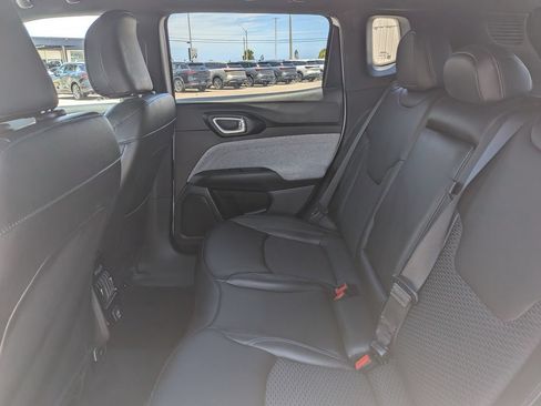 Used 2025 Jeep Compass Latitude AWD/4WD image 14