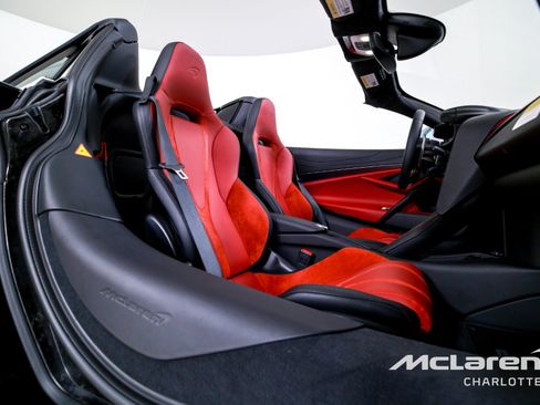 Used 2026 McLaren 750S Spider RWD image 19