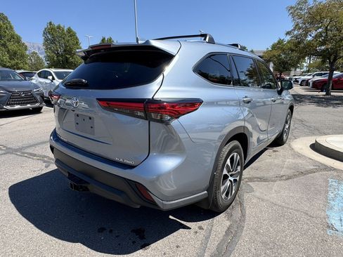 Used 2021 Toyota Highlander XLE AWD/4WD image 5