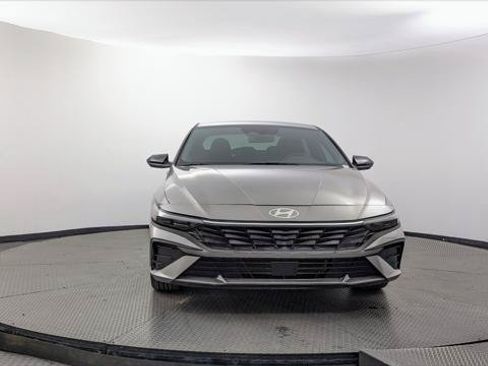 Used 2025 Hyundai Elantra Sport FWD image 12
