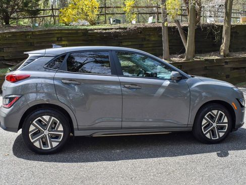 Used 2023 Hyundai Kona SE w/ Cargo Package FWD image 8
