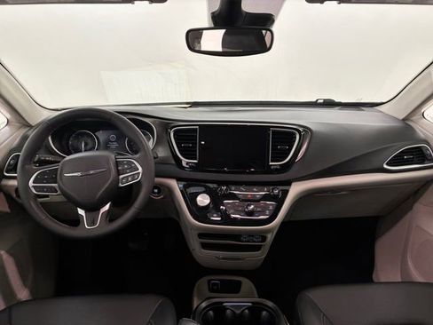 Used 2024 Chrysler Pacifica Touring-L image 20