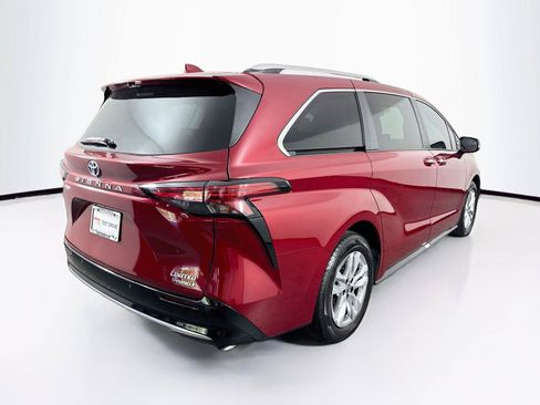 Used 2023 Toyota Sienna Limited FWD image 2