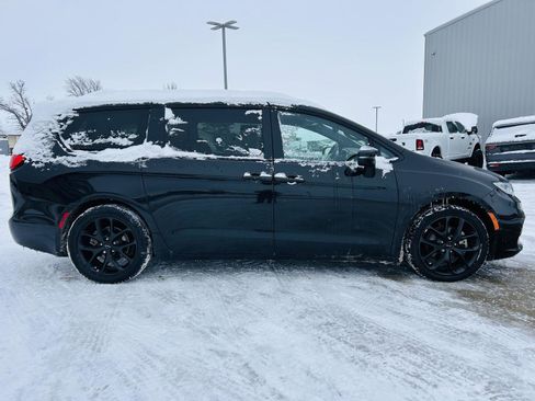 Used 2023 Chrysler Pacifica Touring-L w/ S Appearance Package image 41