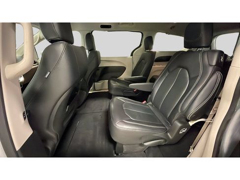 Used 2022 Chrysler Pacifica Touring-L FWD image 15