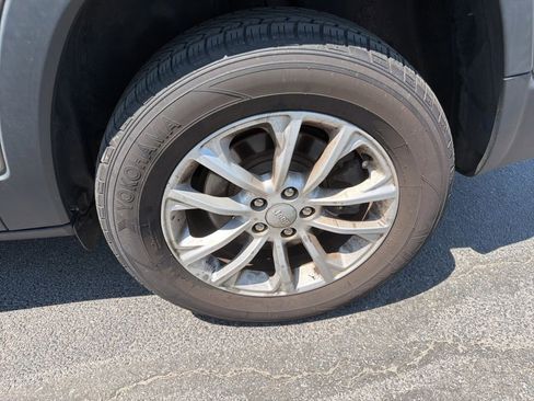 Used 2019 Jeep Cherokee Latitude w/ Cold Weather Group AWD/4WD image 4