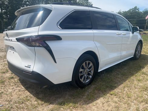 Used 2024 Toyota Sienna LE image 10