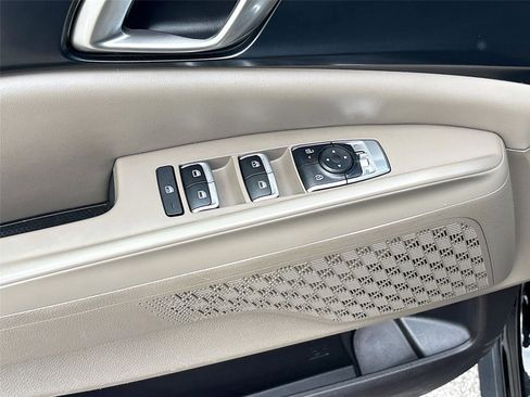 Used 2025 Kia Carnival FWD image 18
