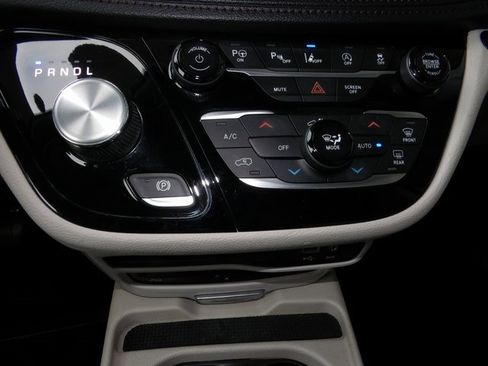 Used 2018 Chrysler Pacifica Limited w/ Tire & Wheel Group image 39