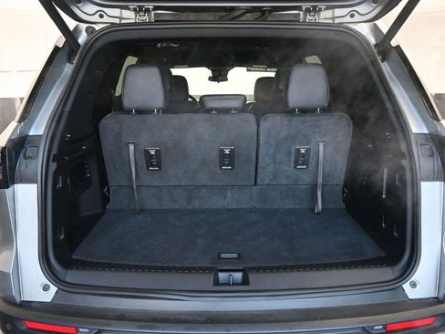 Used 2025 Chevrolet Traverse LT image 12