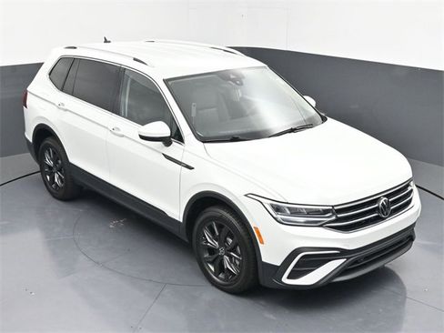 Used 2024 Volkswagen Tiguan SE image 39