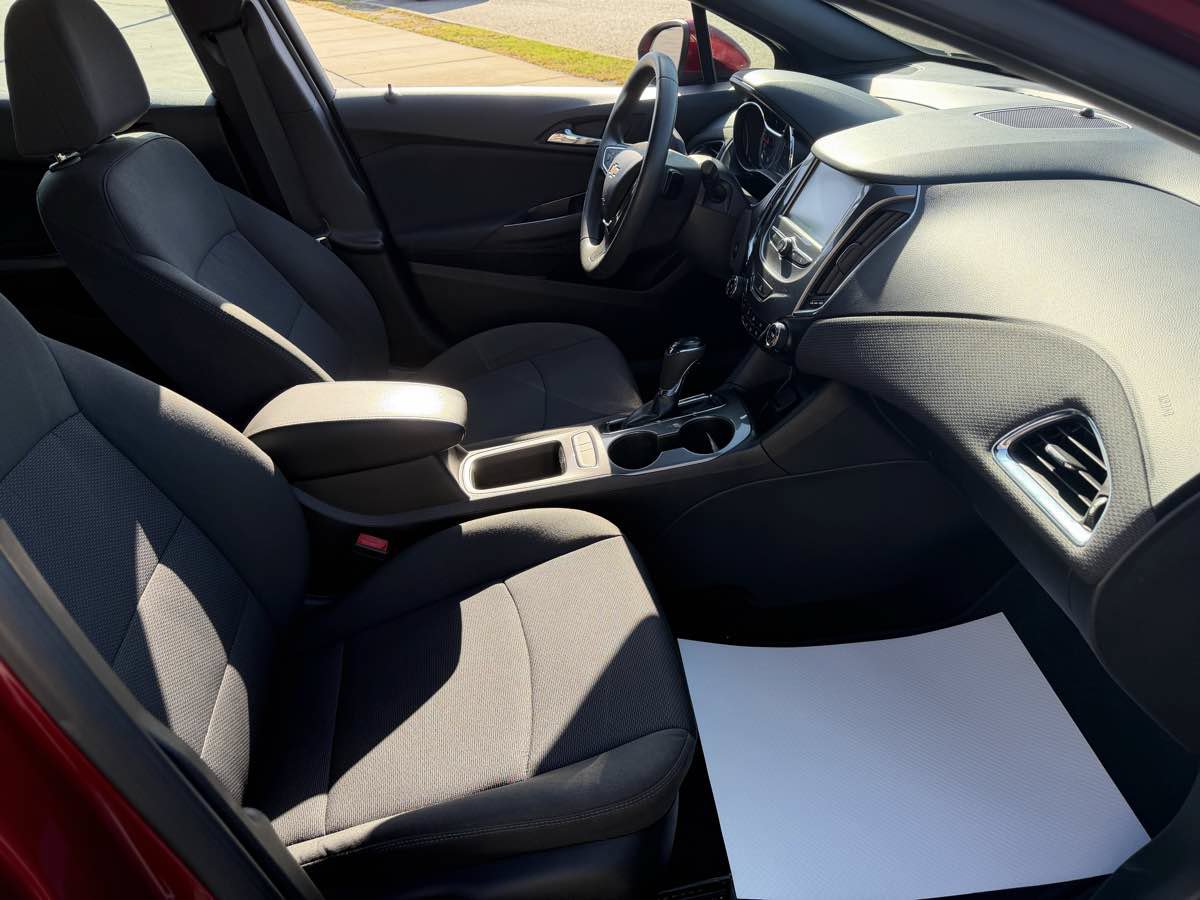 Used 2018 Chevrolet Cruze LT w/ Convenience Package FWD image 18