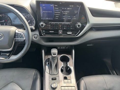 Used 2022 Toyota Highlander Platinum image 2