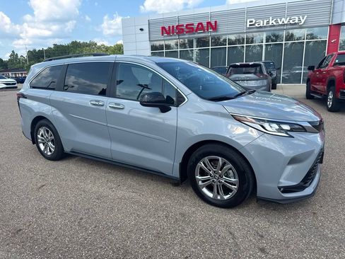 Used 2023 Toyota Sienna XSE w/ XSE Plus Package AWD/4WD image 2