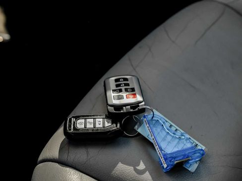 Used 2018 Toyota Sienna XLE image 60