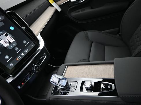 New 2025 Volvo XC90 B5 Plus w/ Protection Package Premier image 17