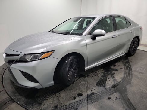 Used 2019 Toyota Camry SE w/ Carpet Mat Package image 3