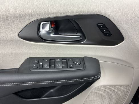 Used 2024 Chrysler Pacifica Touring-L FWD image 20