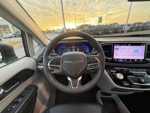 Used 2023 Chrysler Pacifica Touring-L image 14