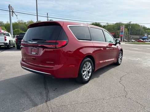 Used 2026 Chrysler Pacifica Limited FWD image 6