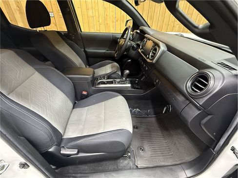 Used 2022 Toyota Tacoma TRD Off-Road w/ Technology Package AWD/4WD image 15