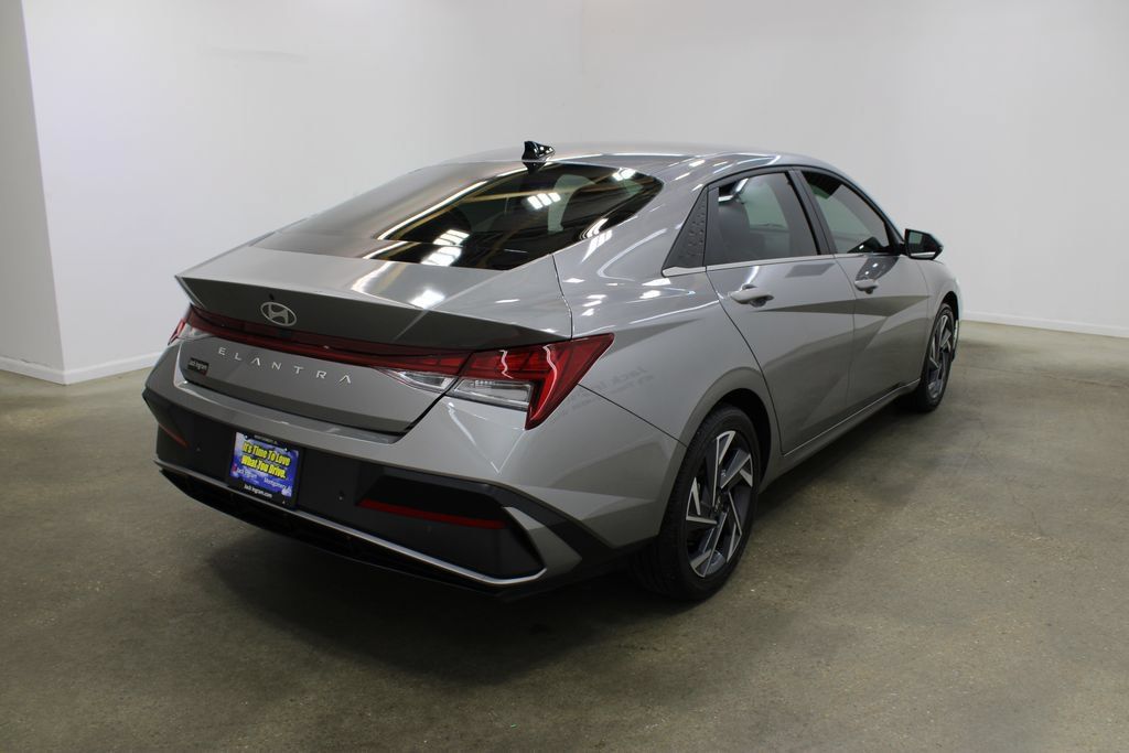 Used 2024 Hyundai Elantra Limited FWD image 5