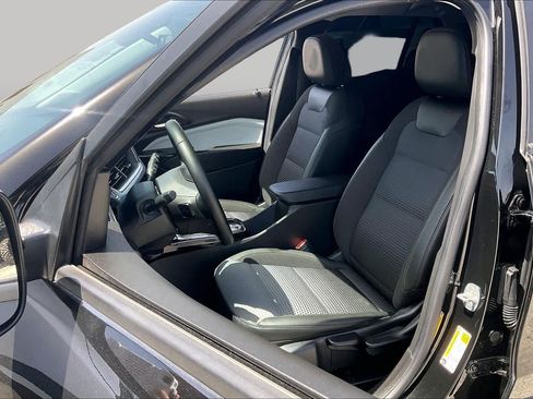 Used 2024 Chevrolet Trax LT w/ LT Convenience Package FWD image 9