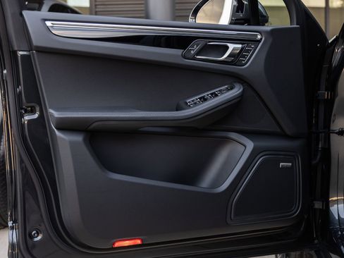 Certified 2026 Porsche Macan AWD/4WD image 23