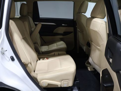 Used 2019 Toyota Highlander XLE image 22