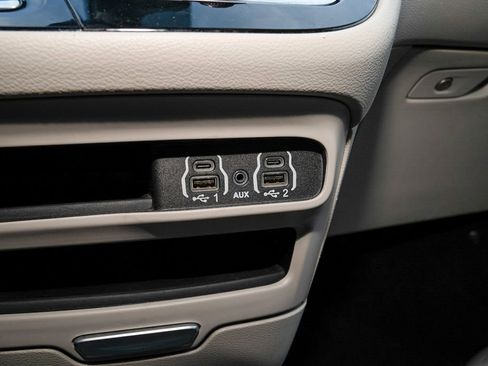 Used 2024 Chrysler Pacifica Touring-L image 15