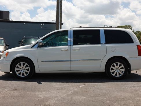 Used 2013 Chrysler Town & Country Touring FWD image 3