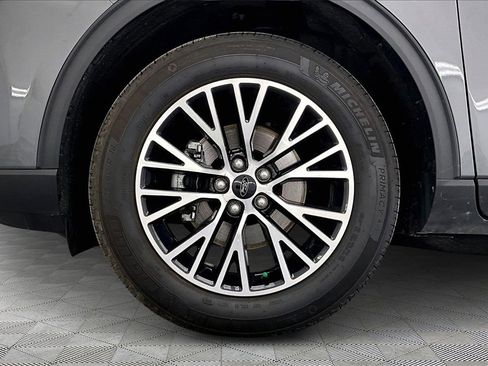 Used 2025 Ford Escape SE w/ PHEV Premium Package image 9