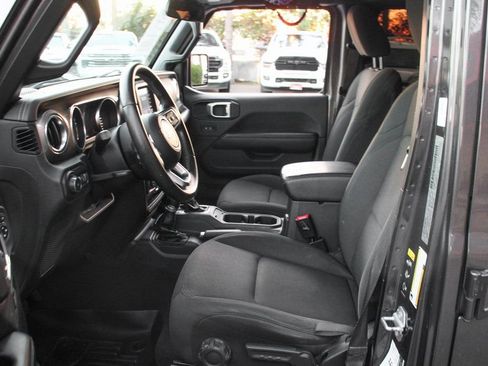 Used 2020 Jeep Wrangler Unlimited Sahara image 17