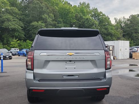 Used 2024 Chevrolet Suburban LT w/ Luxury Package AWD/4WD image 4