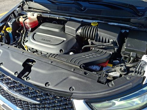 Used 2024 Chrysler Pacifica Touring-L image 31