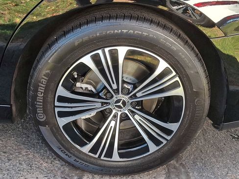 Used 2025 Mercedes-Benz E 350 4MATIC Sedan image 4