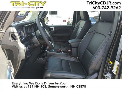 New 2025 Jeep Gladiator Sport image 9