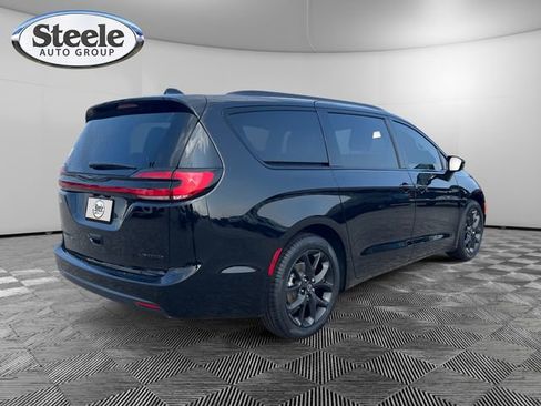 New 2026 Chrysler Pacifica Limited w/ S Appearance Package FWD image 5