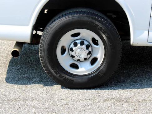 Used 2018 Chevrolet Express 2500 image 18