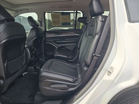 Used 2022 Jeep Grand Cherokee L Limited w/ Luxury Tech Group II AWD/4WD image 16