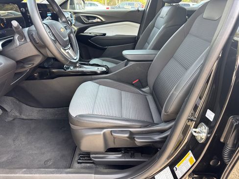 Used 2025 Chevrolet Trax LT w/ LT Convenience Package image 9