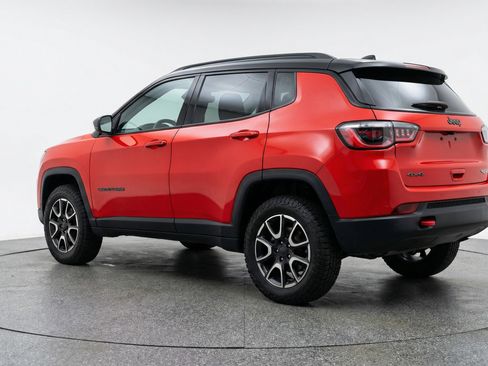 Used 2025 Jeep Compass Trailhawk image 6
