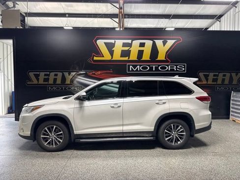 Used 2019 Toyota Highlander XLE FWD image 2