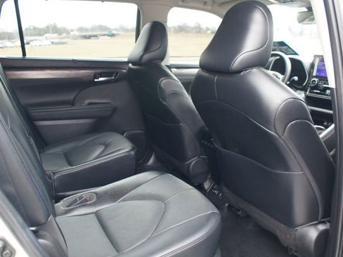 Used 2023 Toyota Highlander Limited image 23