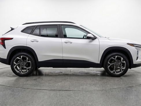 Used 2025 Chevrolet Trax LT image 11