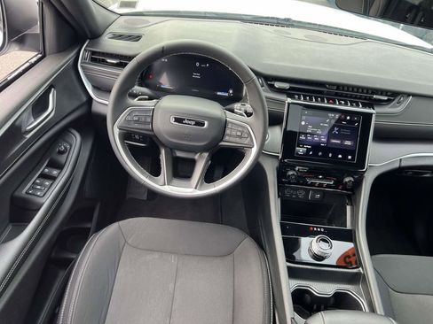 Used 2025 Jeep Grand Cherokee L Laredo image 16